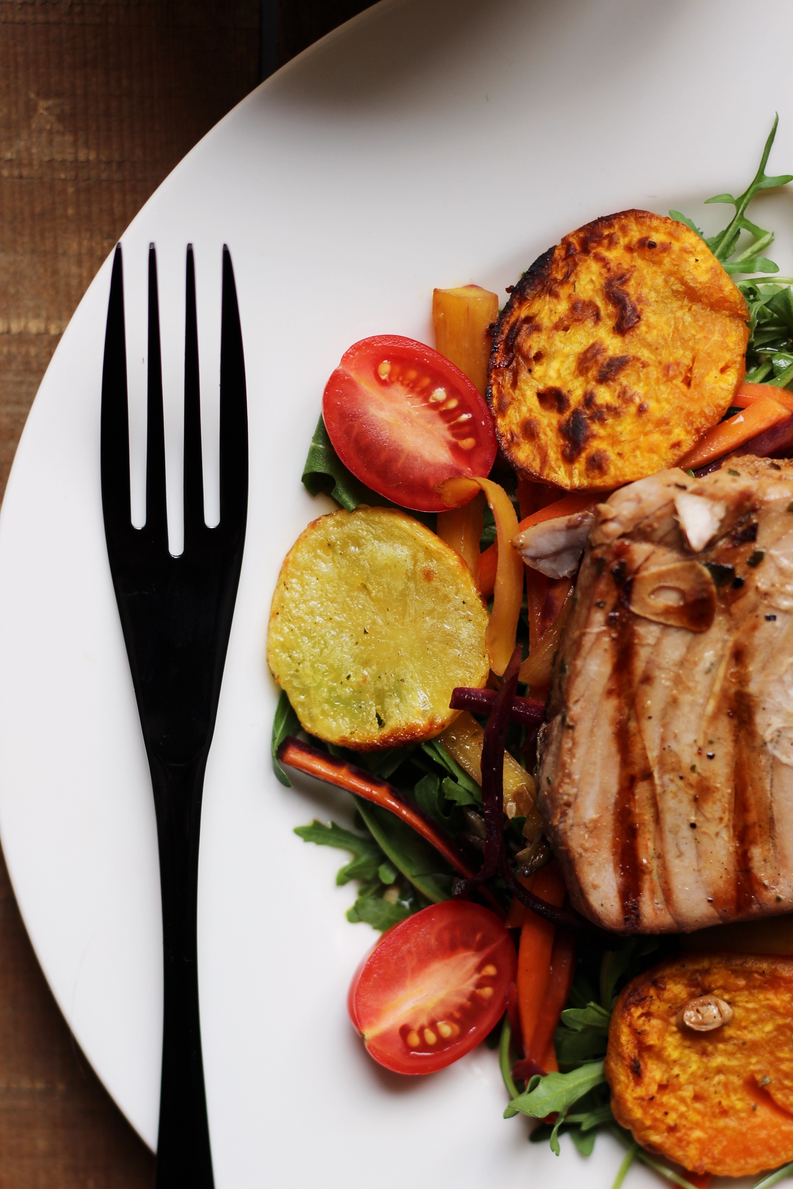 FOOD | Thunfisch-Steak auf buntem Karottensalat mit Rucola und ...