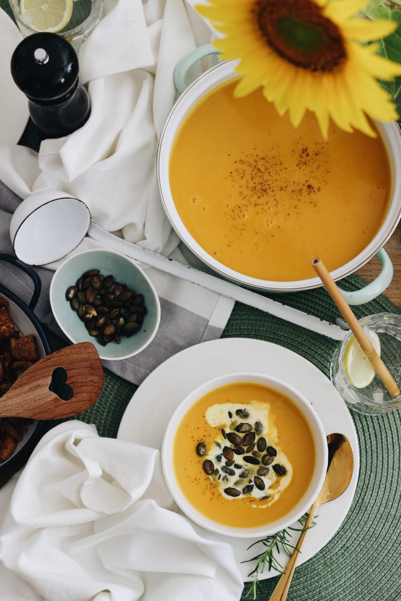 FOOD | Es herbst’lt: Klassische Kürbiscremesuppe mit Dinkel-Roggen ...